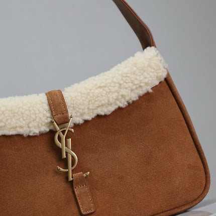 LE 5 À 7 SHOULDER BAG 25 IN BROWNIE SUEDE AND WHITE SHEARLING TRIM