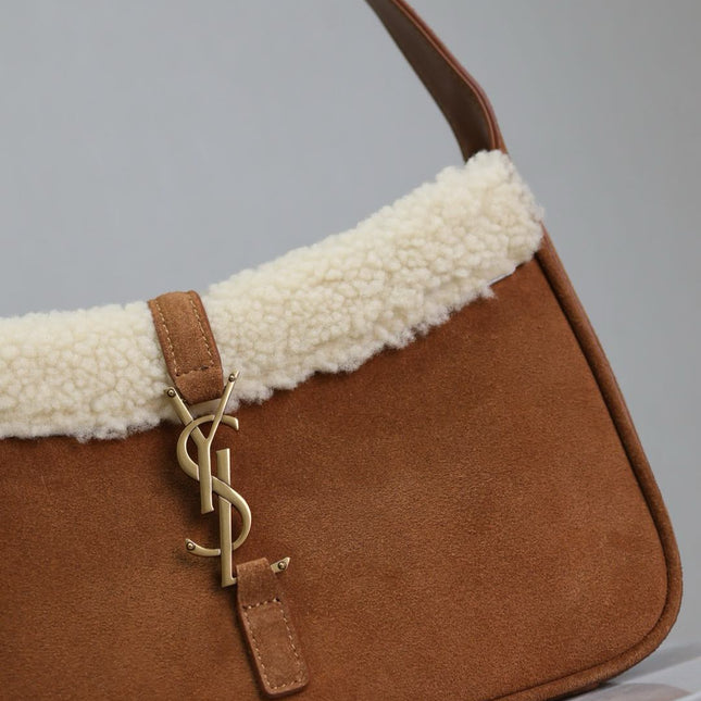 LE 5 À 7 SHOULDER BAG 25 IN BROWNIE SUEDE AND WHITE SHEARLING TRIM