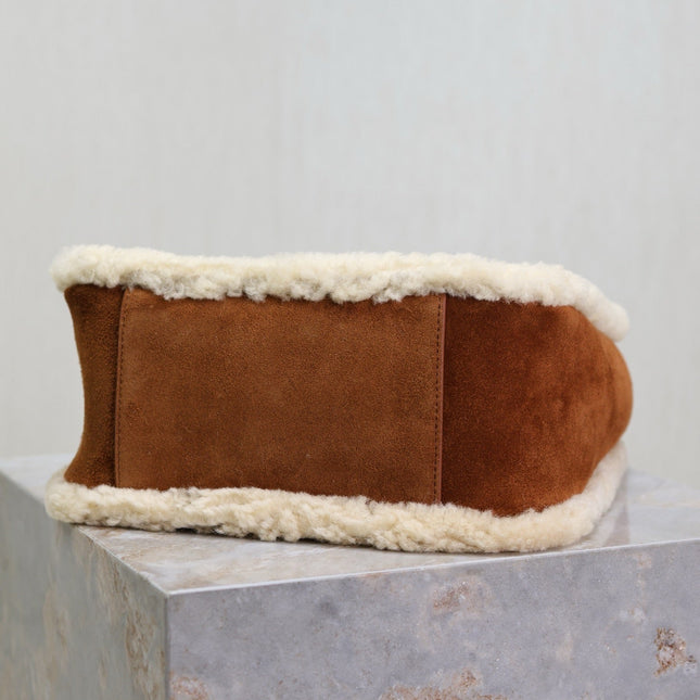 LE 5 À 7 SMALL SUPPLE 23 IN AMBER ORANGE SUEDE AND WHITE LAMB FUR TRIM