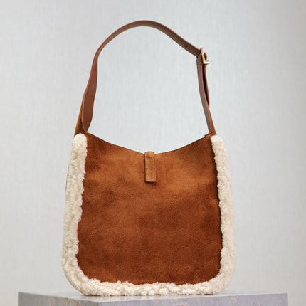 LE 5 À 7 SMALL SUPPLE 23 IN AMBER ORANGE SUEDE AND WHITE LAMB FUR TRIM