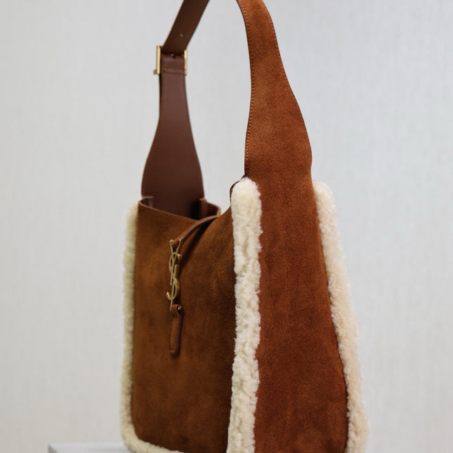 LE 5 À 7 SMALL SUPPLE 23 IN AMBER ORANGE SUEDE AND WHITE LAMB FUR TRIM