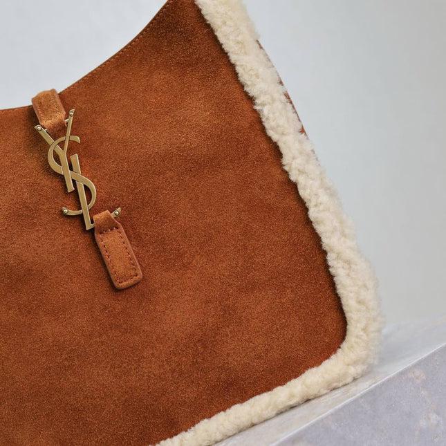 LE 5 À 7 SMALL SUPPLE 23 IN AMBER ORANGE SUEDE AND WHITE LAMB FUR TRIM