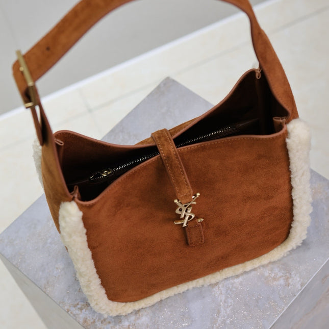 LE 5 À 7 SMALL SUPPLE 23 IN AMBER ORANGE SUEDE AND WHITE LAMB FUR TRIM