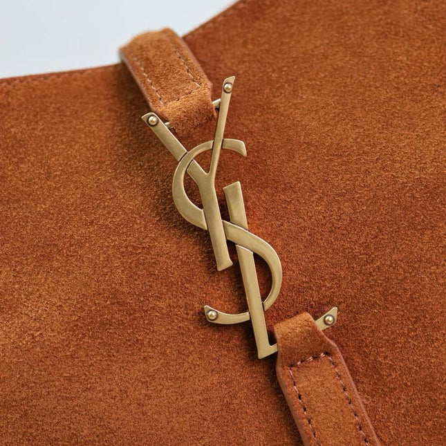 LE 5 À 7 SMALL SUPPLE 23 IN AMBER ORANGE SUEDE AND WHITE LAMB FUR TRIM