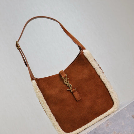 LE 5 À 7 SMALL SUPPLE 23 IN AMBER ORANGE SUEDE AND WHITE LAMB FUR TRIM