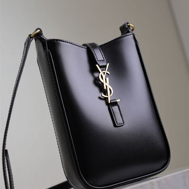 LE 5 À 7 PHONE BAG 18 IN BLACK CALFSKIN