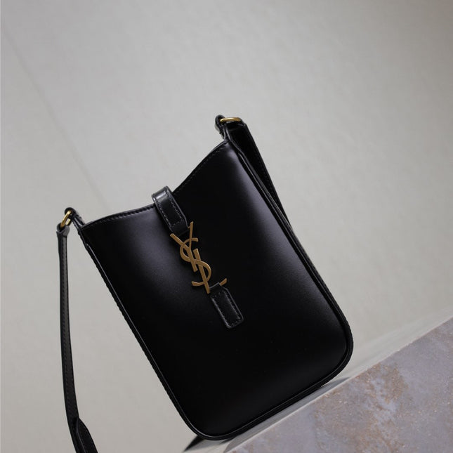 LE 5 À 7 PHONE BAG 18 IN BLACK CALFSKIN