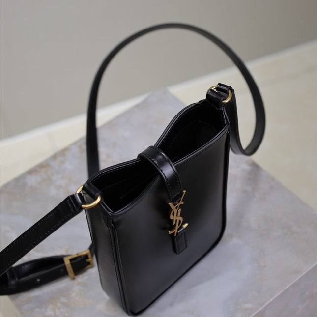 LE 5 À 7 PHONE BAG 18 IN BLACK CALFSKIN