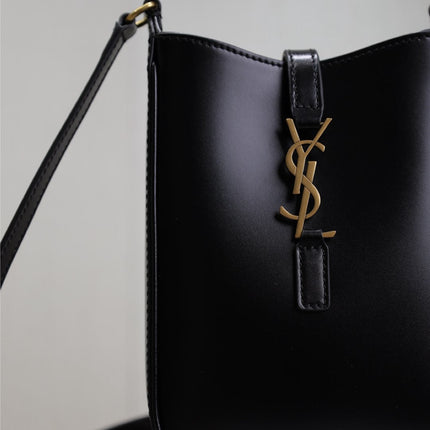 LE 5 À 7 PHONE BAG 18 IN BLACK CALFSKIN