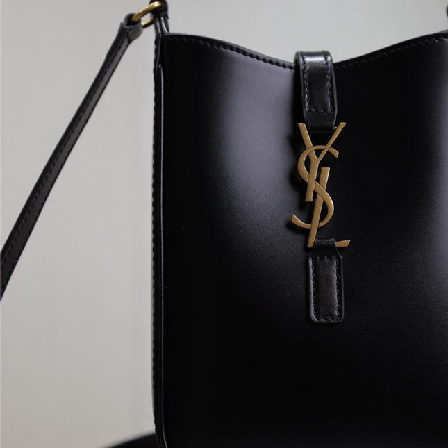 LE 5 À 7 PHONE BAG 18 IN BLACK CALFSKIN