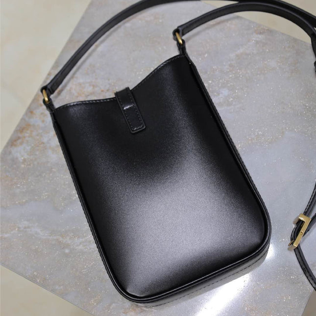 LE 5 À 7 PHONE BAG 18 IN BLACK CALFSKIN