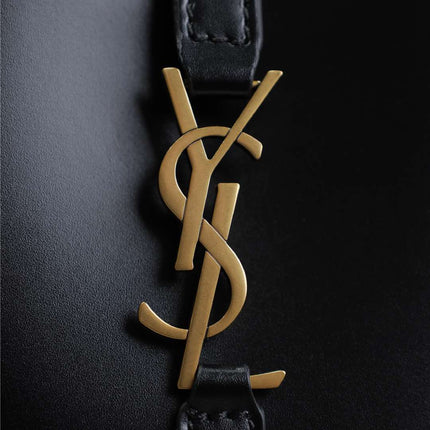 LE 5 À 7 PHONE BAG 18 IN BLACK CALFSKIN