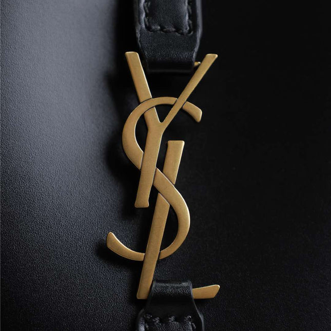 LE 5 À 7 PHONE BAG 18 IN BLACK CALFSKIN
