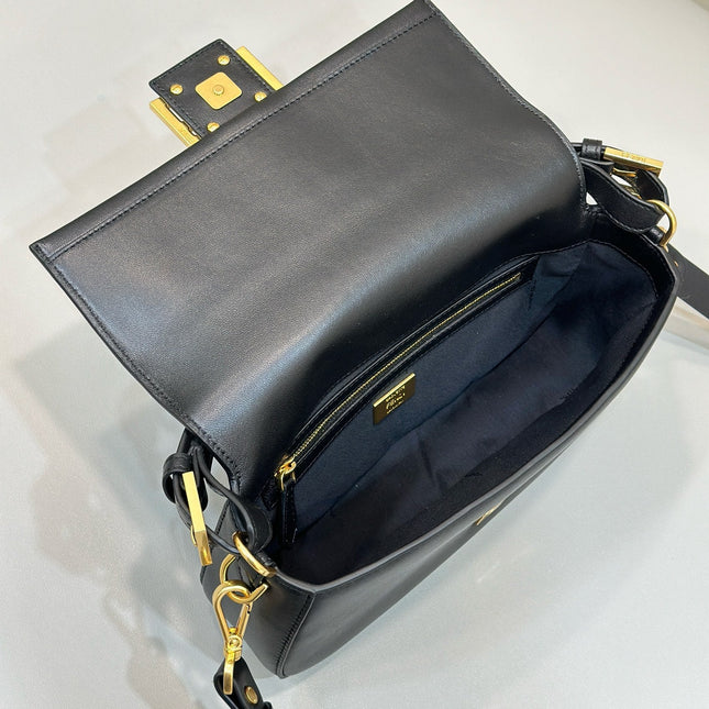 BAGUETTE 27 IN BLACK SMOOTH CALFSKIN GOLD HARDWARE