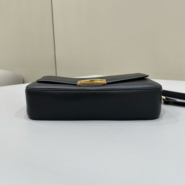 BAGUETTE 27 IN BLACK SMOOTH CALFSKIN GOLD HARDWARE