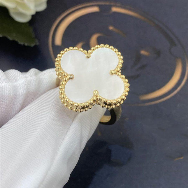 CLOVER WHITE MOP RING